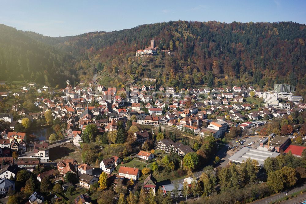Bad Liebenzell von oben - Von Wald umgebene Ortsansicht in Bad Liebenzell im Bundesland Baden-Württemberg, Deutschland