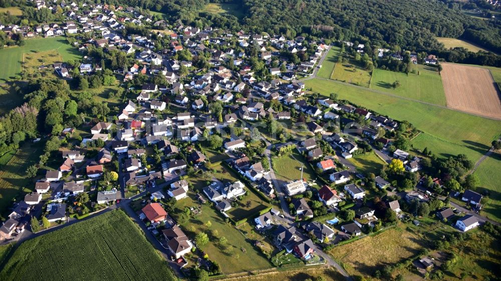 Luftaufnahme Berghausen - Von Wald umgebene Ortsansicht in Berghausen im Bundesland Nordrhein-Westfalen, Deutschland