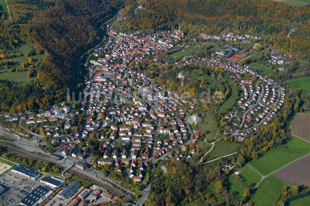 Luftbild Blaubeuren - Von Wald umgebene Ortsansicht in Blaubeuren im Bundesland Baden-Württemberg, Deutschland