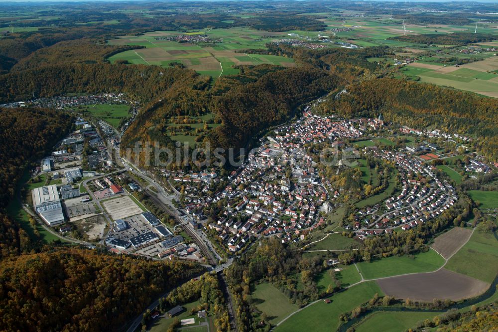 Luftaufnahme Blaubeuren - Von Wald umgebene Ortsansicht in Blaubeuren im Bundesland Baden-Württemberg, Deutschland