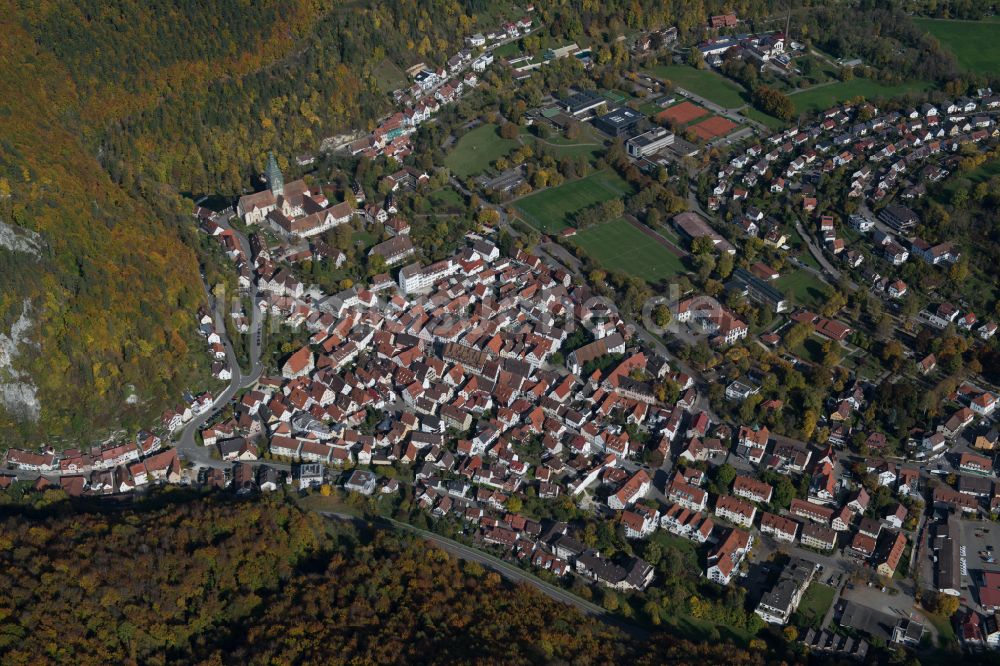 Blaubeuren von oben - Von Wald umgebene Ortsansicht in Blaubeuren im Bundesland Baden-Württemberg, Deutschland
