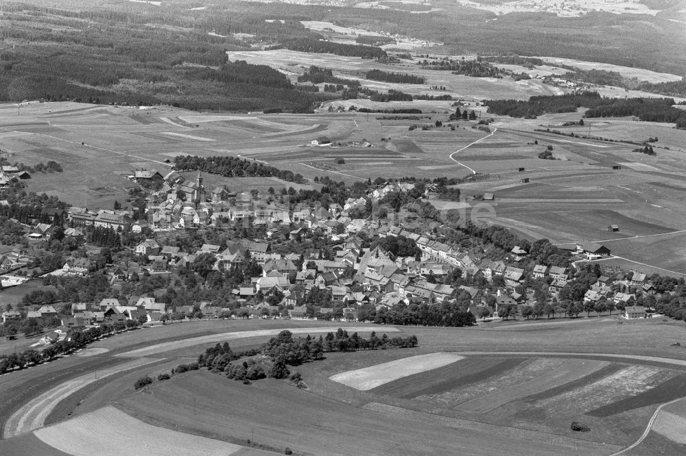 Luftaufnahme Bonndorf im Schwarzwald - Von Wald umgebene Ortsansicht in Bonndorf im Schwarzwald im Bundesland Baden-Württemberg, Deutschland