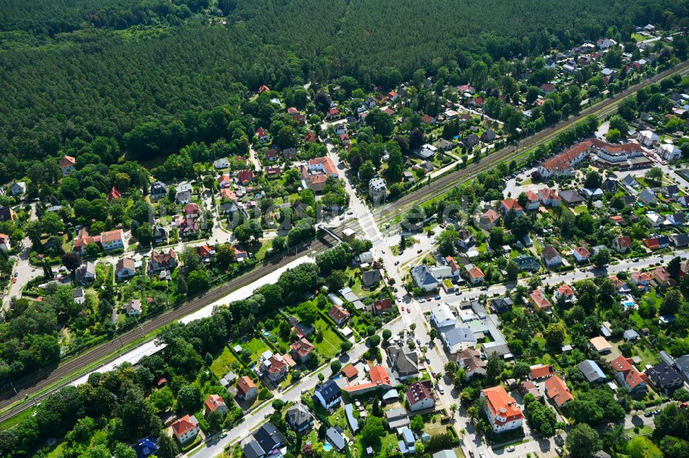 Borgsdorf von oben - Von Wald umgebene Ortsansicht in Borgsdorf im Bundesland Brandenburg, Deutschland