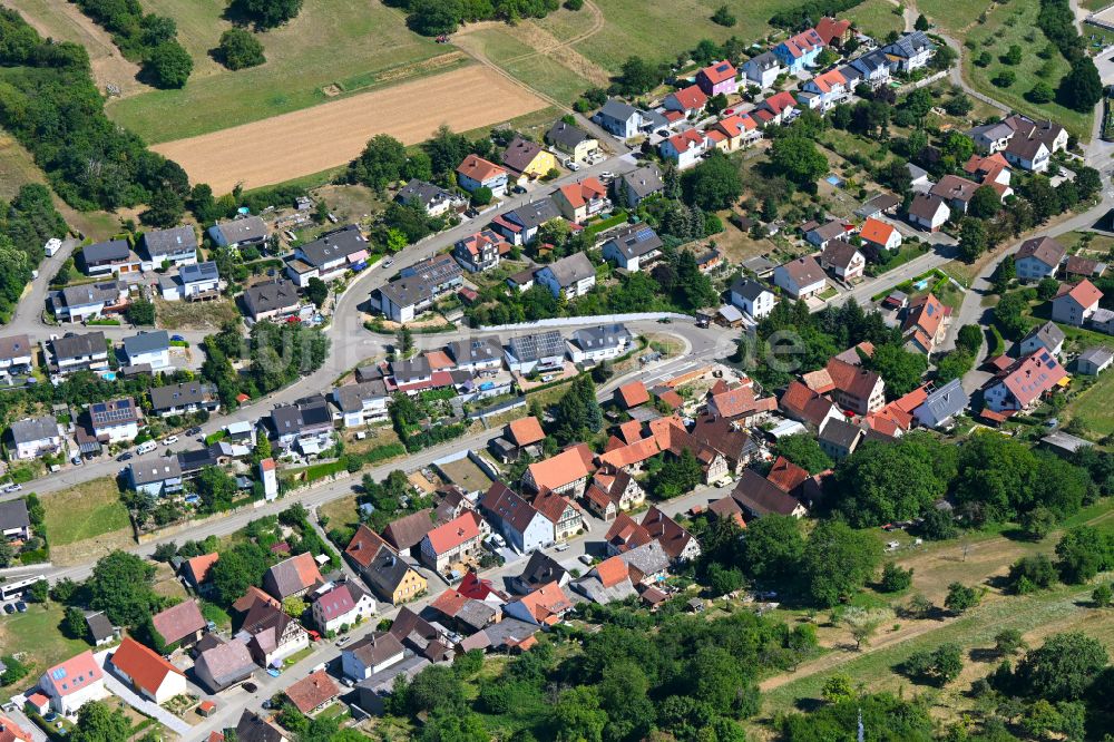 Luftaufnahme Bretten - Von Wald umgebene Ortsansicht in Bretten im Bundesland Baden-Württemberg, Deutschland