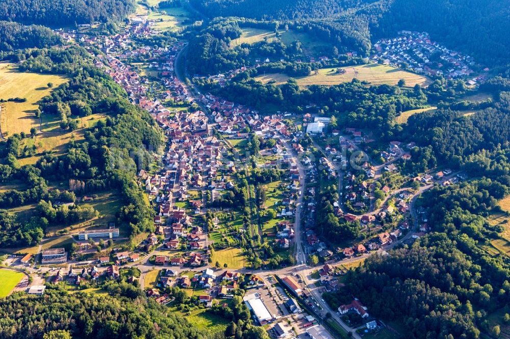 Luftaufnahme Bruchweiler-Bärenbach - Von Wald umgebene Ortsansicht in Bruchweiler-Bärenbach im Bundesland Rheinland-Pfalz, Deutschland