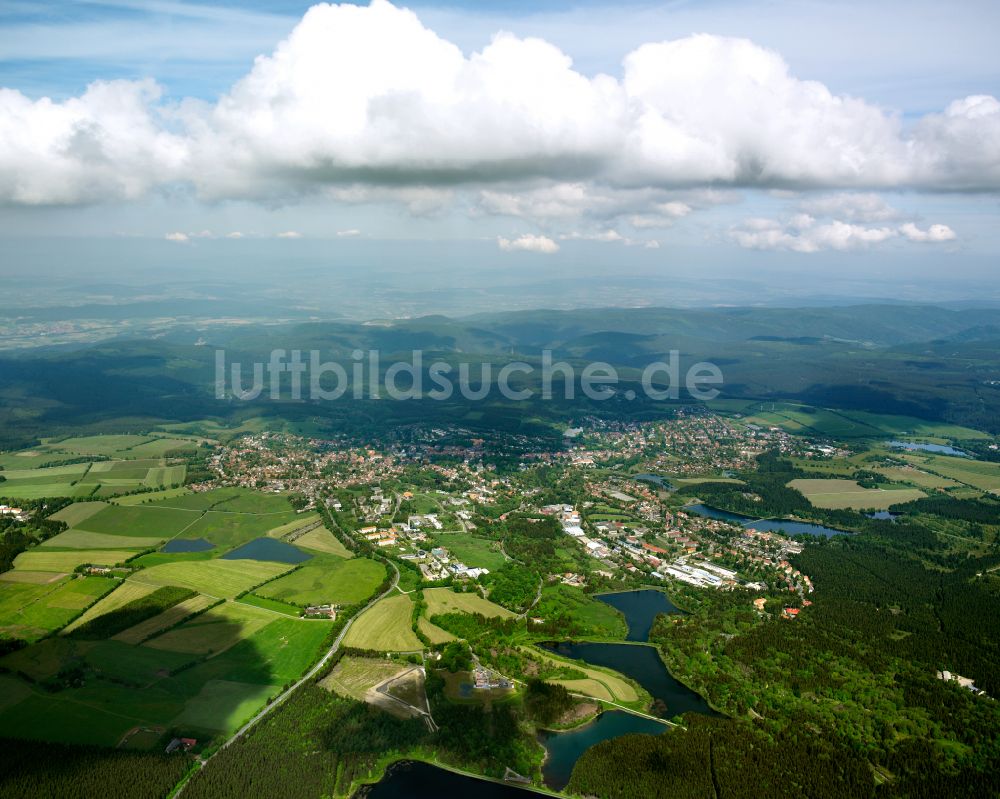 Luftaufnahme Clausthal-Zellerfeld - Von Wald umgebene Ortsansicht in Clausthal-Zellerfeld im Bundesland Niedersachsen, Deutschland