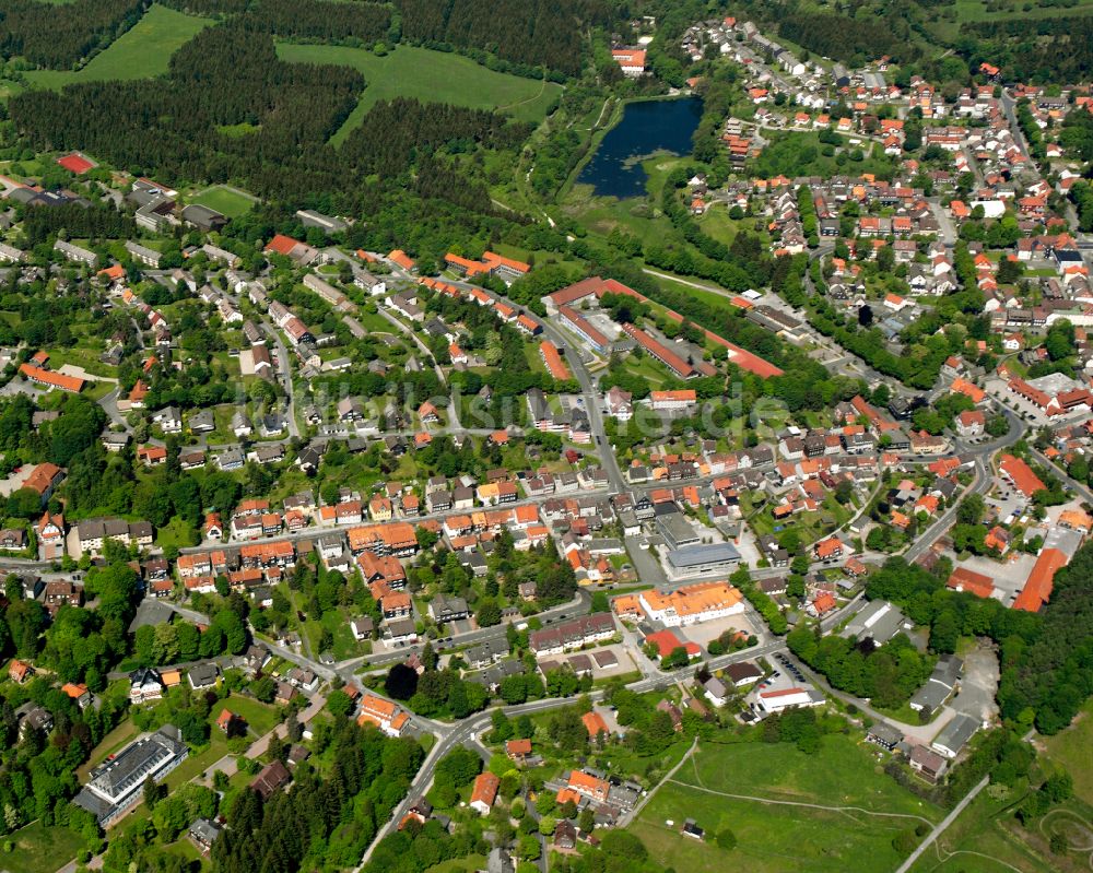 Luftbild Clausthal-Zellerfeld - Von Wald umgebene Ortsansicht in Clausthal-Zellerfeld im Bundesland Niedersachsen, Deutschland