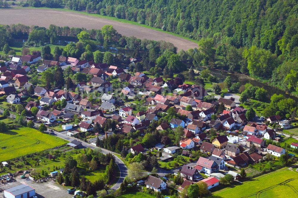 Luftaufnahme Ebenshausen - Von Wald umgebene Ortsansicht in Ebenshausen im Bundesland Thüringen, Deutschland