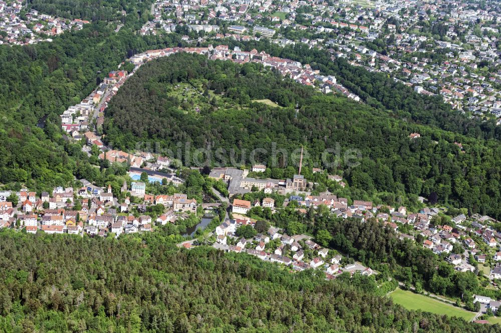 Luftbild Pforzheim - Von Wald umgebene Ortsansicht mit der ehemaligen Papierfabrik Weißenstein in Pforzheim im Bundesland Baden-Württemberg, Deutschland
