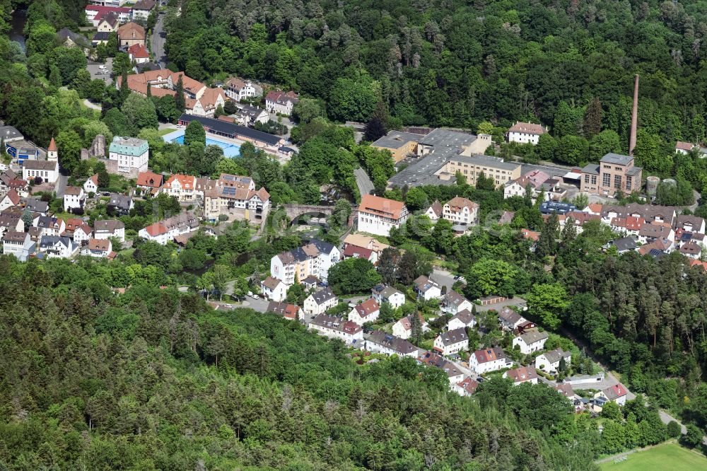 Luftaufnahme Pforzheim - Von Wald umgebene Ortsansicht mit der ehemaligen Papierfabrik Weißenstein in Pforzheim im Bundesland Baden-Württemberg, Deutschland