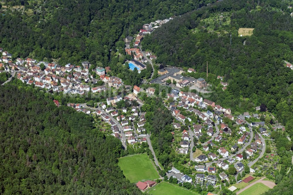 Pforzheim von oben - Von Wald umgebene Ortsansicht mit der ehemaligen Papierfabrik Weißenstein in Pforzheim im Bundesland Baden-Württemberg, Deutschland