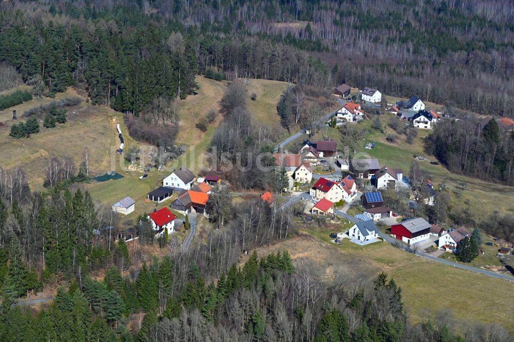 Eichig von oben - Von Wald umgebene Ortsansicht in Eichig im Bundesland Bayern, Deutschland