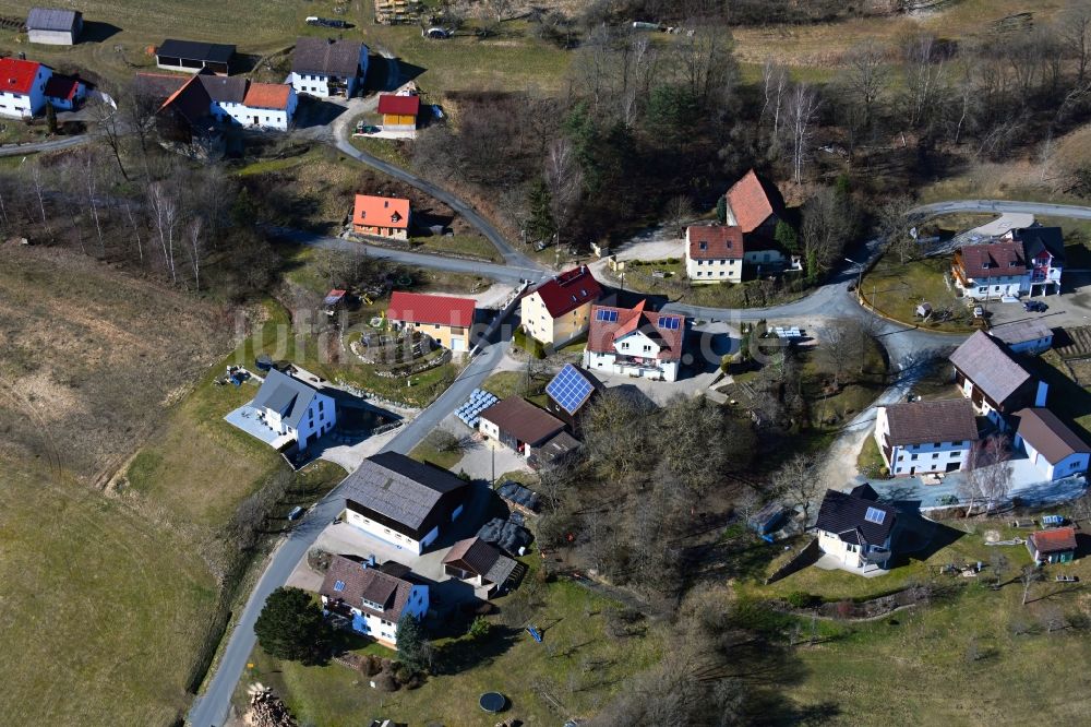 Luftbild Eichig - Von Wald umgebene Ortsansicht in Eichig im Bundesland Bayern, Deutschland