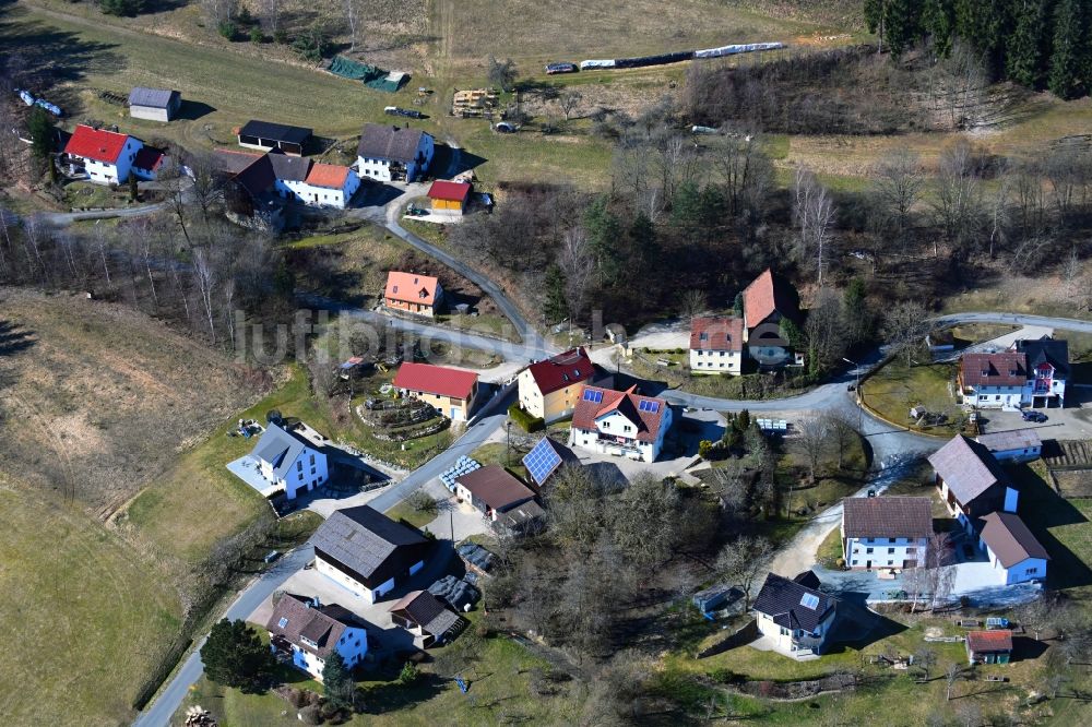 Luftaufnahme Eichig - Von Wald umgebene Ortsansicht in Eichig im Bundesland Bayern, Deutschland