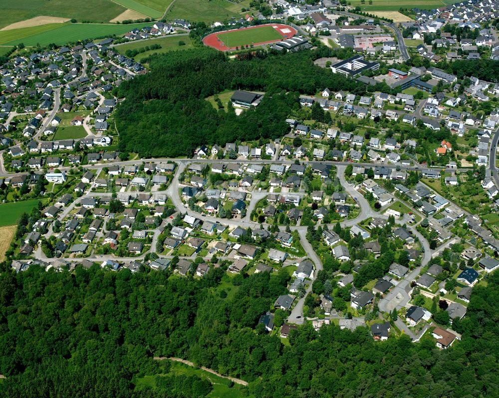 Luftaufnahme Emmelshausen - Von Wald umgebene Ortsansicht in Emmelshausen im Bundesland Rheinland-Pfalz, Deutschland