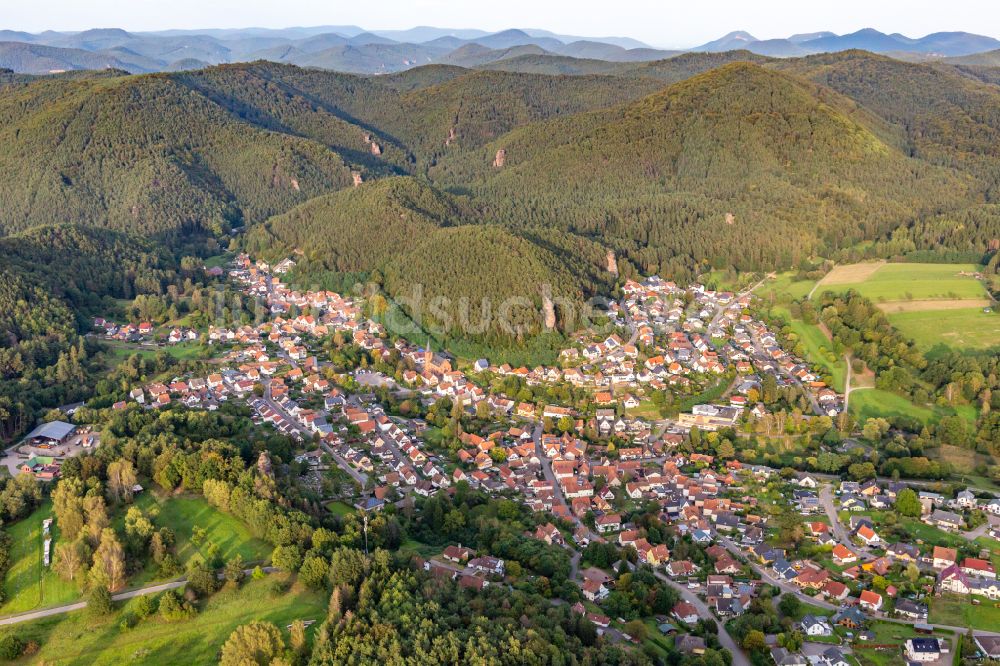Erfweiler von oben - Von Wald umgebene Ortsansicht in Erfweiler im Bundesland Rheinland-Pfalz, Deutschland