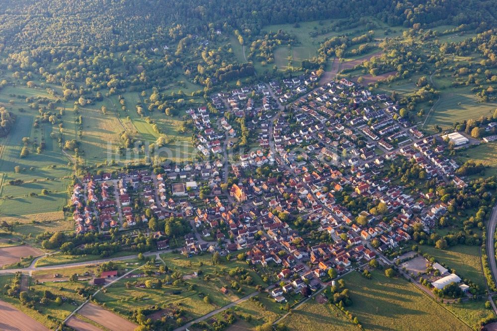 Ettlingen aus der Vogelperspektive: Von Wald umgebene Ortsansicht in Ettlingen im Bundesland Baden-Württemberg, Deutschland