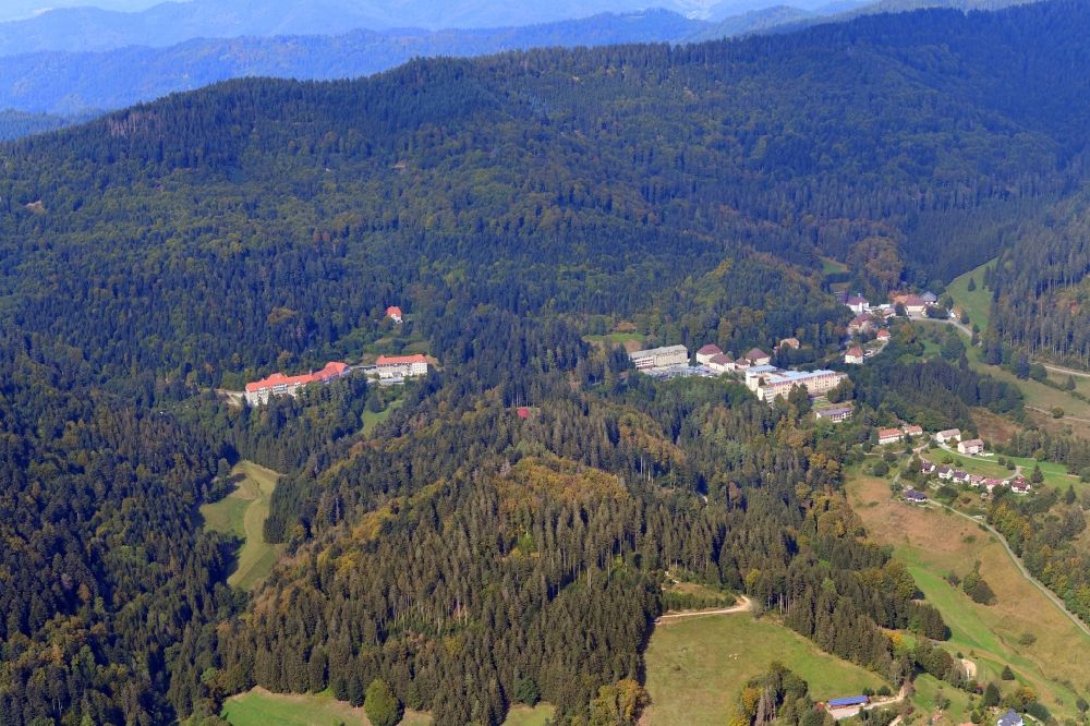 Luftbild Friedrichsheim - Von Wald umgebene Ortsansicht in Friedrichsheim im Bundesland Baden-Württemberg, Deutschland