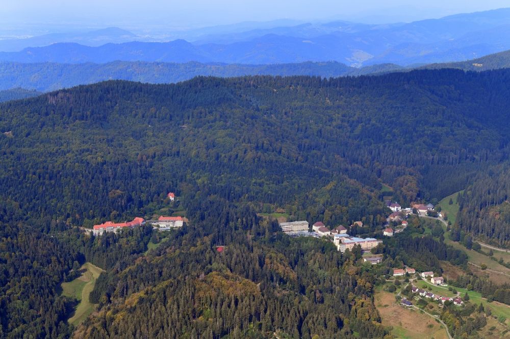 Luftaufnahme Friedrichsheim - Von Wald umgebene Ortsansicht in Friedrichsheim im Bundesland Baden-Württemberg, Deutschland