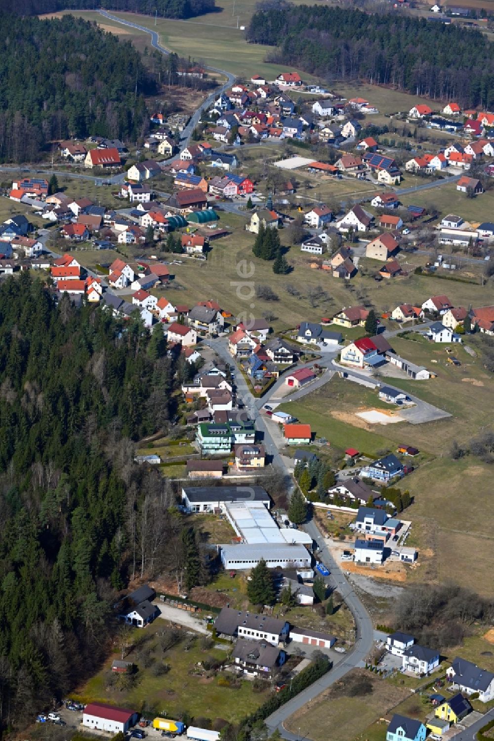 Luftaufnahme Geschwand - Von Wald umgebene Ortsansicht in Geschwand im Bundesland Bayern, Deutschland