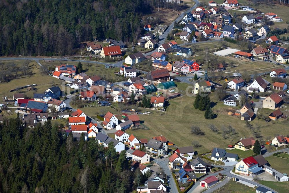 Geschwand von oben - Von Wald umgebene Ortsansicht in Geschwand im Bundesland Bayern, Deutschland