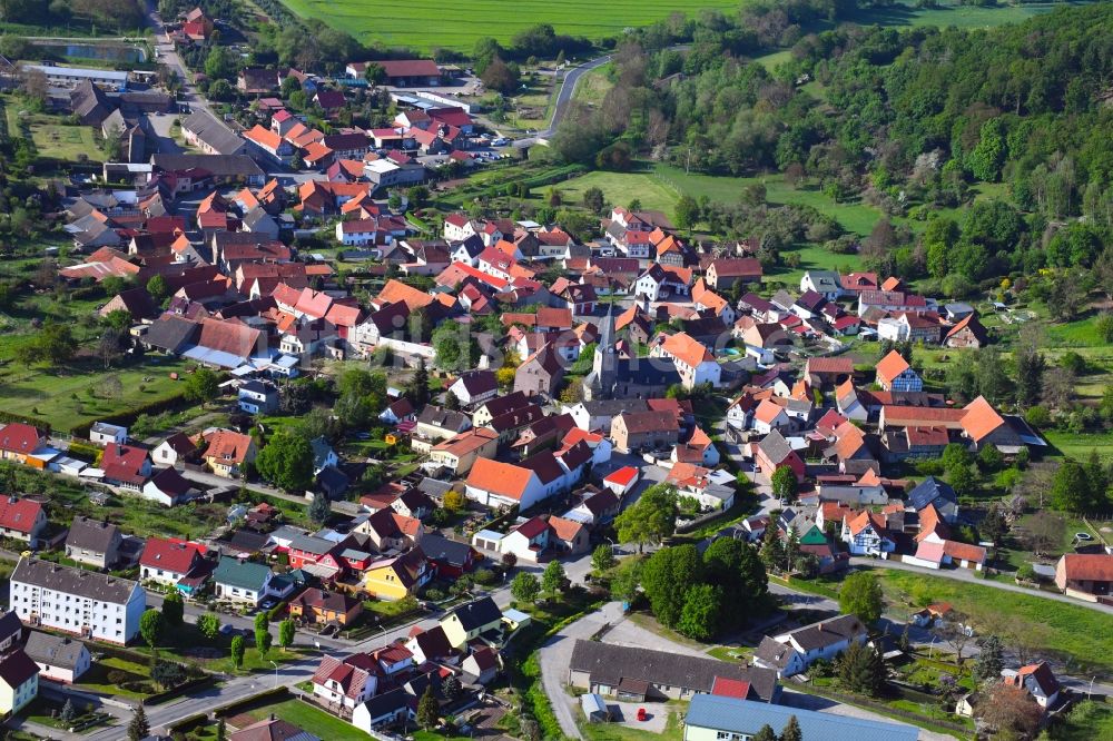 Luftbild Großleinungen - Von Wald umgebene Ortsansicht in Großleinungen im Bundesland Sachsen-Anhalt, Deutschland