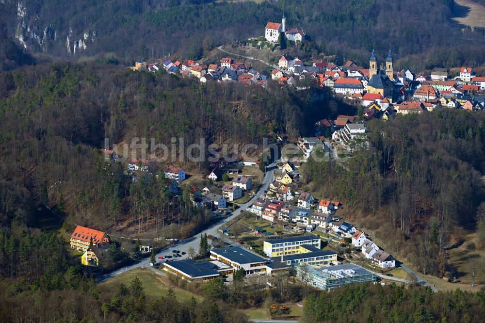 Luftaufnahme Gößweinstein - Von Wald umgebene Ortsansicht in Gößweinstein im Bundesland Bayern, Deutschland