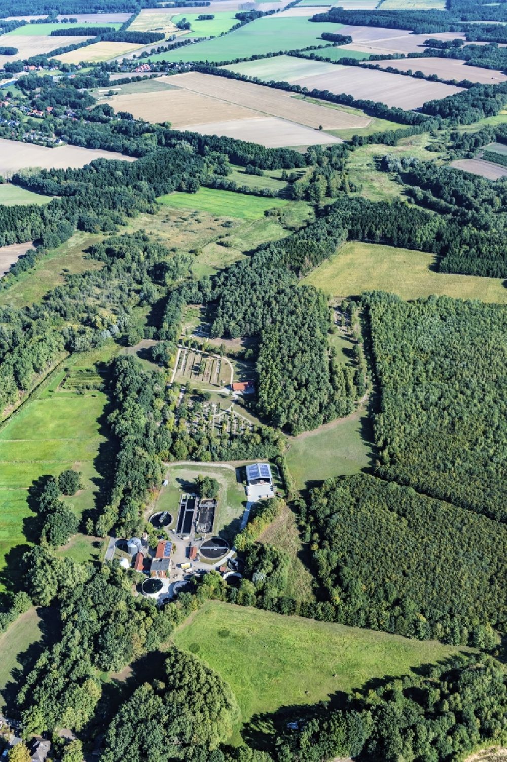 Luftaufnahme Harsefeld - Von Wald umgebene Ortsansicht in Harsefeld Ehrenberg im Bundesland Niedersachsen, Deutschland