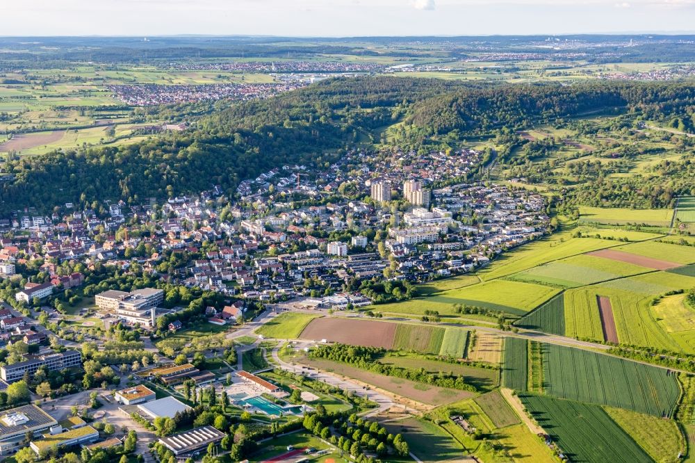 Herrenberg aus der Vogelperspektive: Von Wald umgebene Ortsansicht in Herrenberg im Bundesland Baden-Württemberg, Deutschland