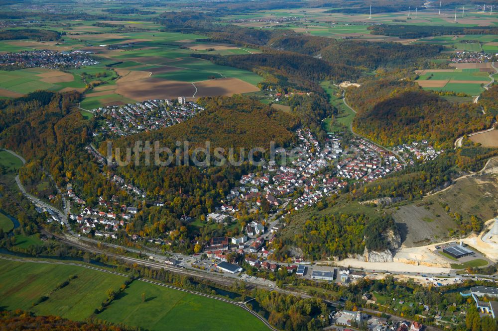 Herrlingen aus der Vogelperspektive: Von Wald umgebene Ortsansicht in Herrlingen im Bundesland Baden-Württemberg, Deutschland