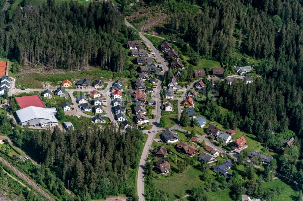 Luftbild Hinterzarten - Von Wald umgebene Ortsansicht in Hinterzarten im Schwarzwald im Bundesland Baden-Württemberg, Deutschland