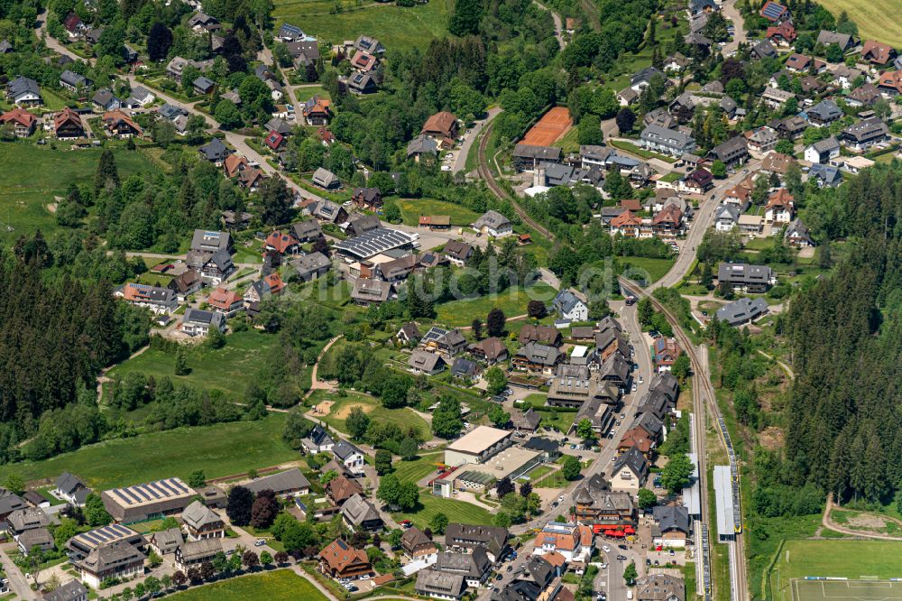 Luftaufnahme Hinterzarten - Von Wald umgebene Ortsansicht in Hinterzarten im Schwarzwald im Bundesland Baden-Württemberg, Deutschland