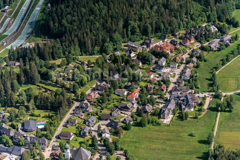 Hinterzarten von oben - Von Wald umgebene Ortsansicht in Hinterzarten im Schwarzwald im Bundesland Baden-Württemberg, Deutschland