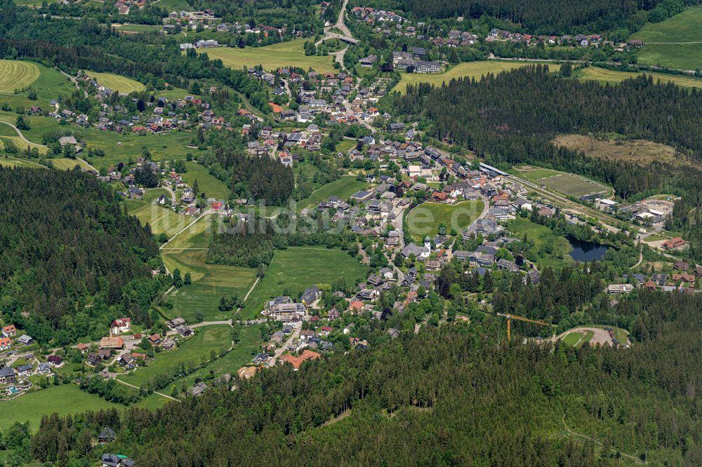 Luftaufnahme Hinterzarten - Von Wald umgebene Ortsansicht in Hinterzarten im Schwarzwald im Bundesland Baden-Württemberg, Deutschland