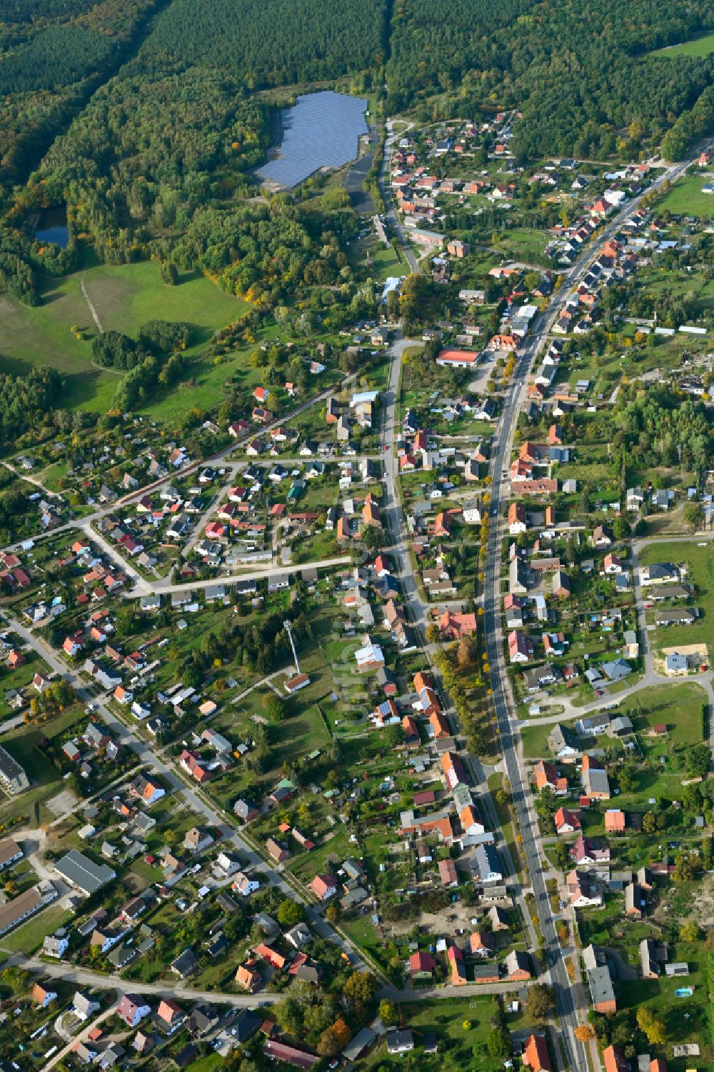Jatznick von oben - Von Wald umgebene Ortsansicht in Jatznick im Bundesland Mecklenburg-Vorpommern, Deutschland