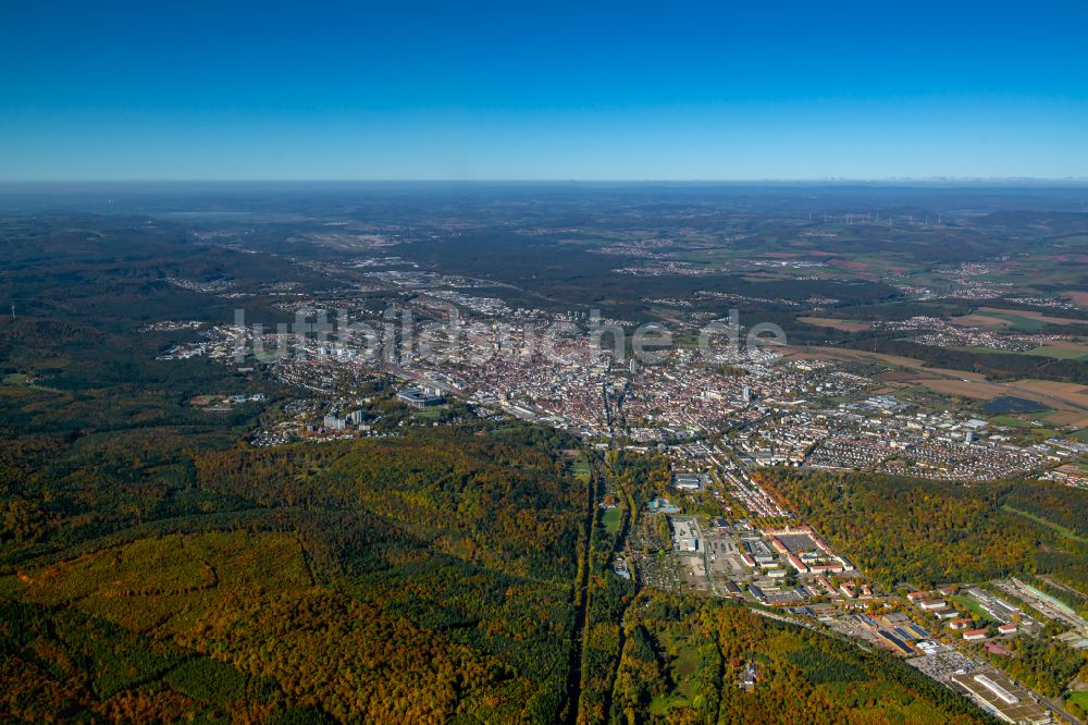 Kaiserslautern von oben - Von Wald umgebene Ortsansicht in Kaiserslautern im Bundesland Rheinland-Pfalz, Deutschland