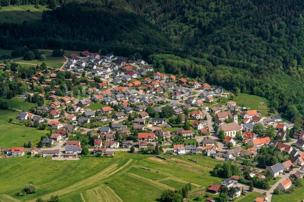 Luftaufnahme Mahlstetten - Von Wald umgebene Ortsansicht mit Kirche in Mahlstetten im Bundesland Baden-Württemberg, Deutschland