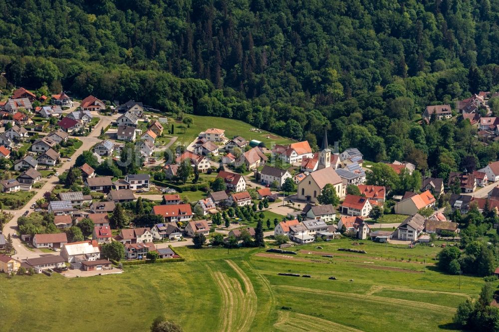 Luftbild Mahlstetten - Von Wald umgebene Ortsansicht mit Kirche in Mahlstetten im Bundesland Baden-Württemberg, Deutschland