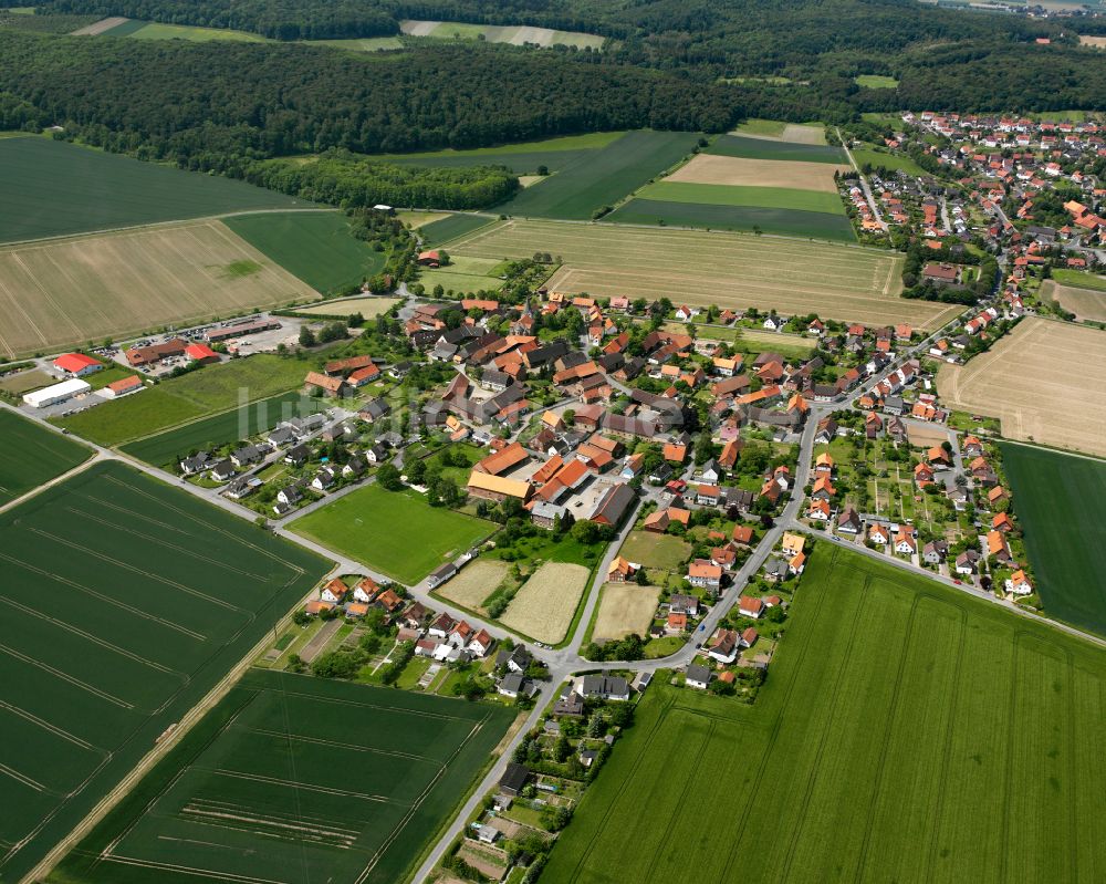 Klein Döhren aus der Vogelperspektive: Von Wald umgebene Ortsansicht in Klein Döhren im Bundesland Niedersachsen, Deutschland