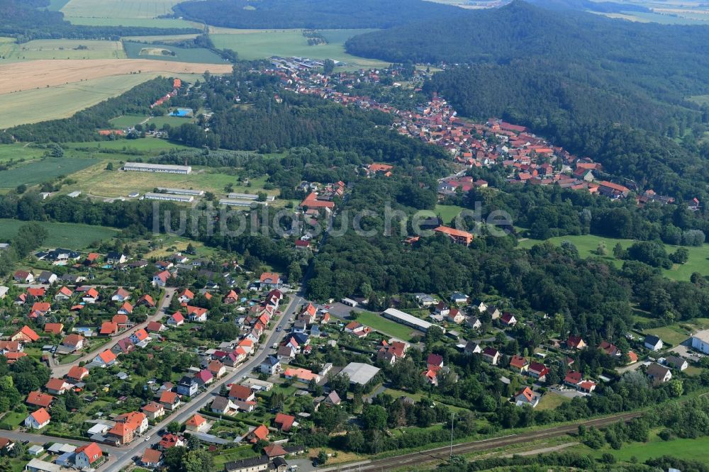 Langenstein aus der Vogelperspektive: Von Wald umgebene Ortsansicht in Langenstein im Bundesland Sachsen-Anhalt, Deutschland