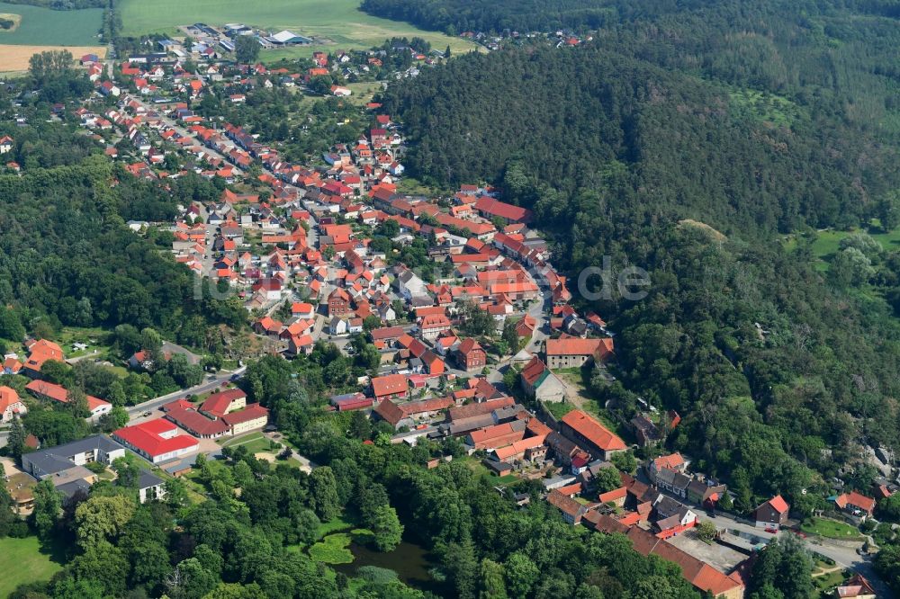 Luftaufnahme Langenstein - Von Wald umgebene Ortsansicht in Langenstein im Bundesland Sachsen-Anhalt, Deutschland