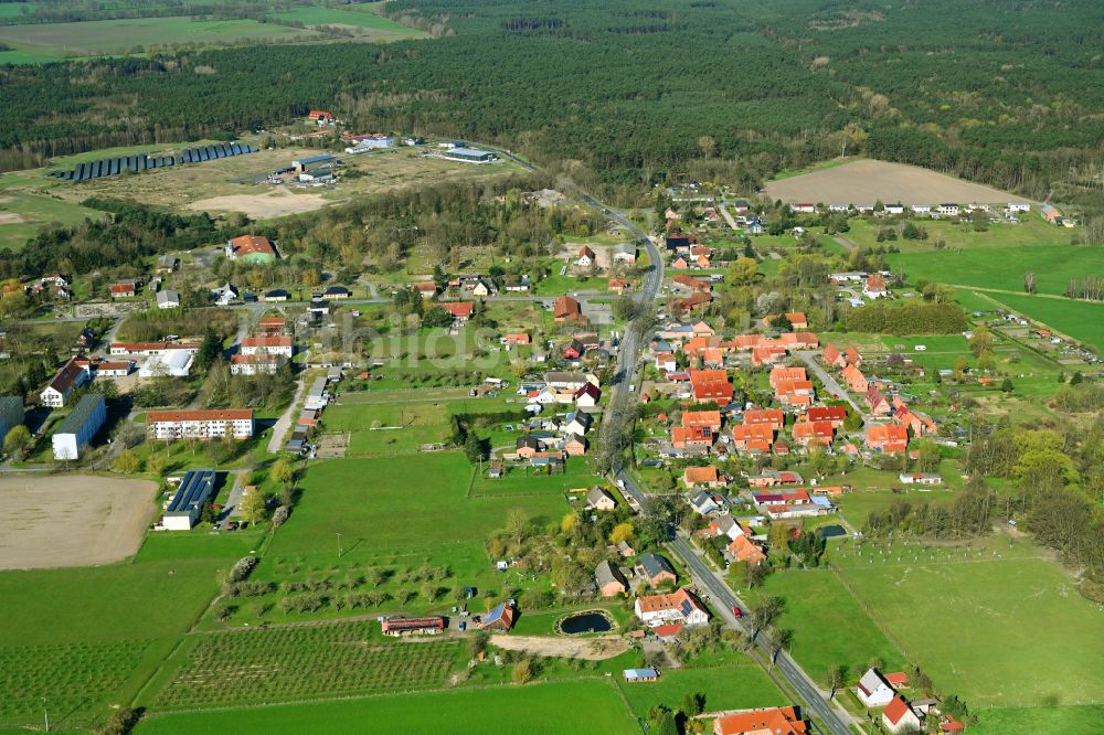 Luftaufnahme Malliß - Von Wald umgebene Ortsansicht in Malliß im Bundesland Mecklenburg-Vorpommern, Deutschland