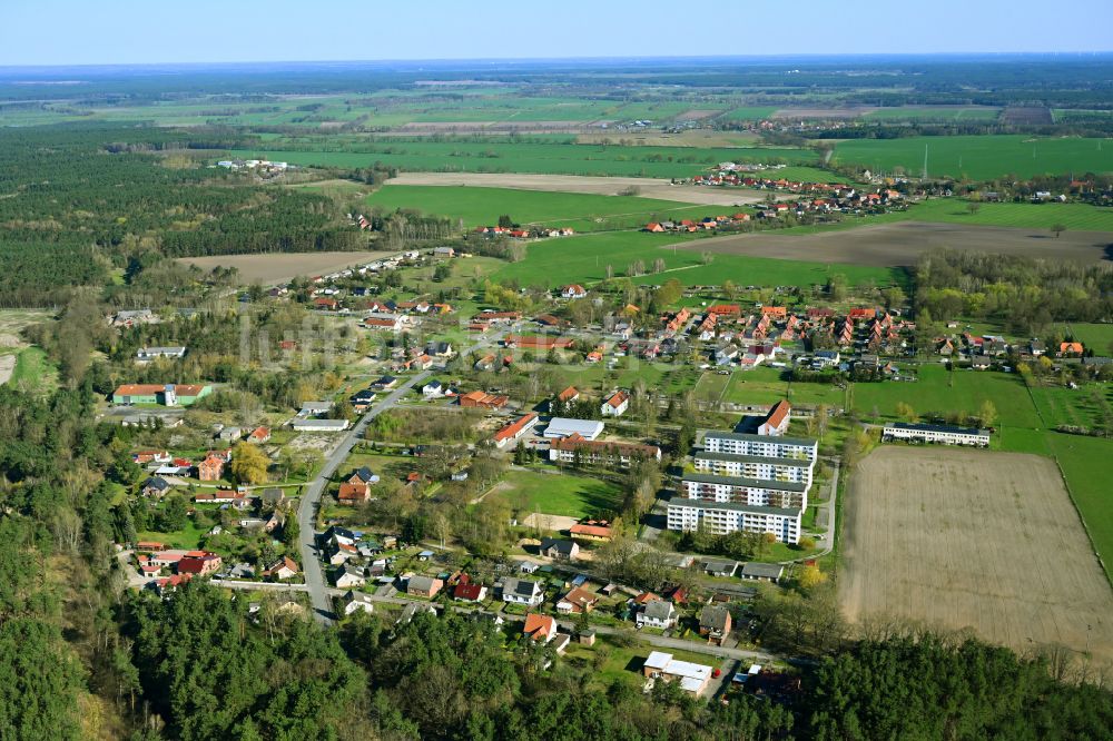 Luftbild Malliß - Von Wald umgebene Ortsansicht in Malliß im Bundesland Mecklenburg-Vorpommern, Deutschland