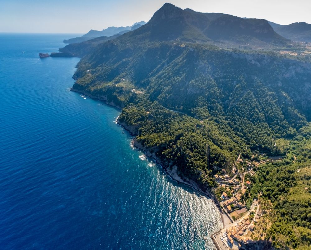 Luftbild Valldemossa - Von Wald umgebene Ortsansicht an der Meeresküste am Port de Valldemossa in Valldemossa in Balearische Insel Malorca, Spanien