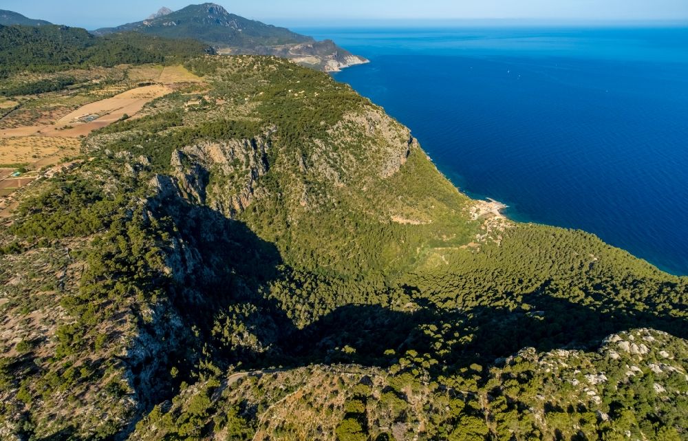 Valldemossa aus der Vogelperspektive: Von Wald umgebene Ortsansicht an der Meeresküste am Port de Valldemossa in Valldemossa in Balearische Insel Malorca, Spanien