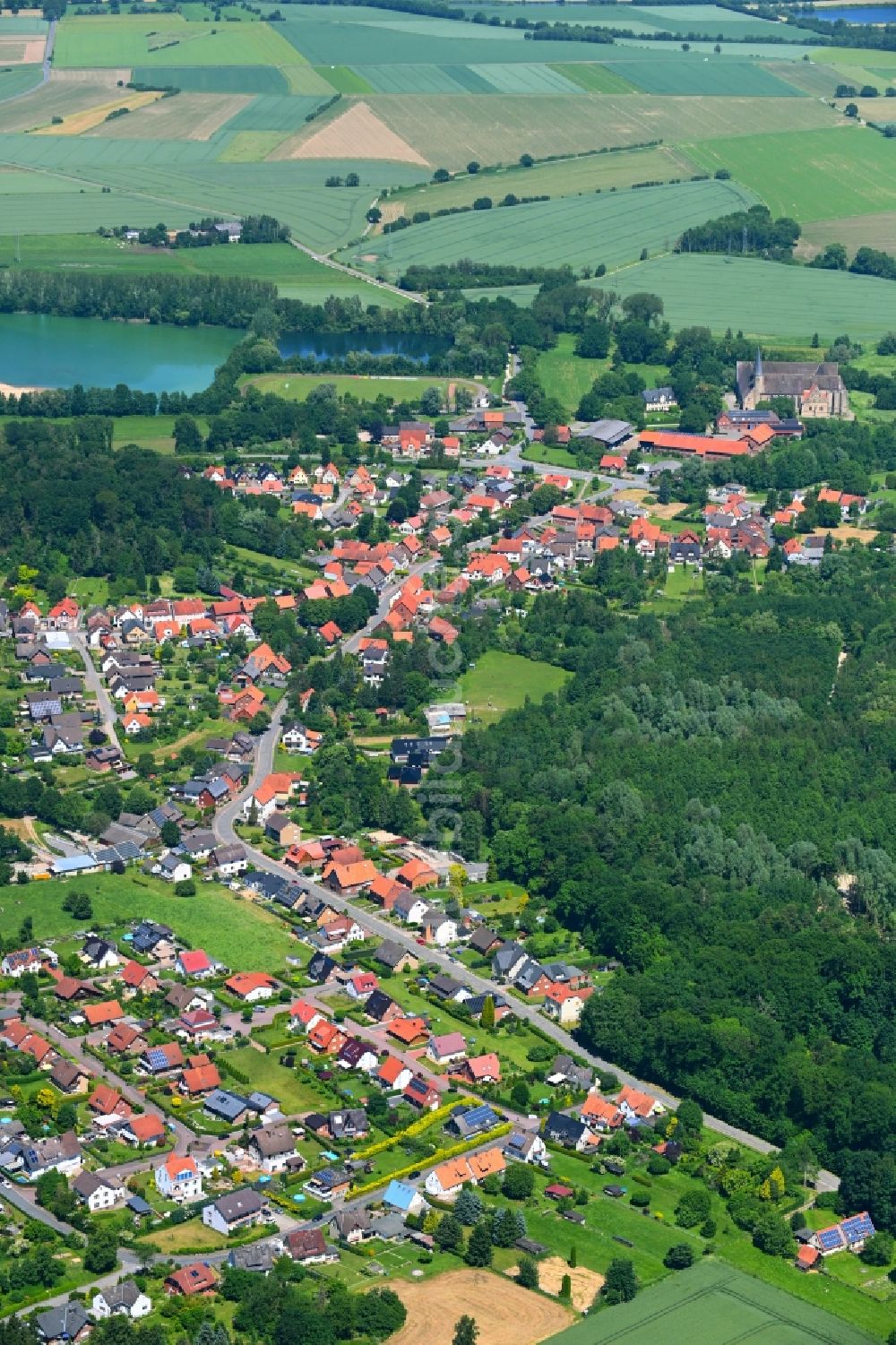 Möllenbeck von oben - Von Wald umgebene Ortsansicht in Möllenbeck im Bundesland Niedersachsen, Deutschland