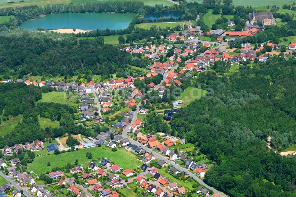 Möllenbeck aus der Vogelperspektive: Von Wald umgebene Ortsansicht in Möllenbeck im Bundesland Niedersachsen, Deutschland