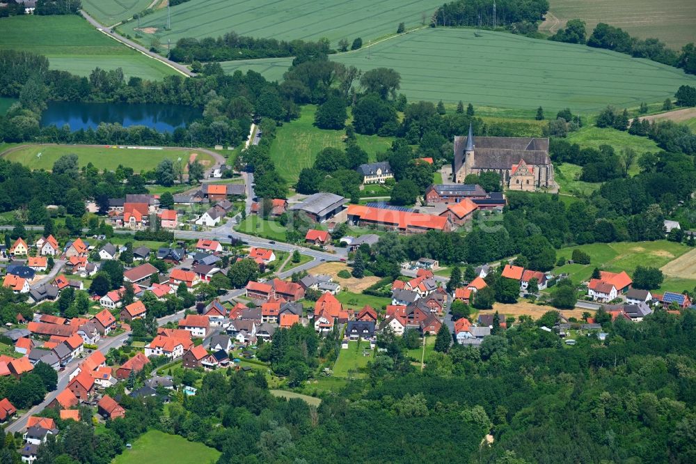 Luftbild Möllenbeck - Von Wald umgebene Ortsansicht in Möllenbeck im Bundesland Niedersachsen, Deutschland