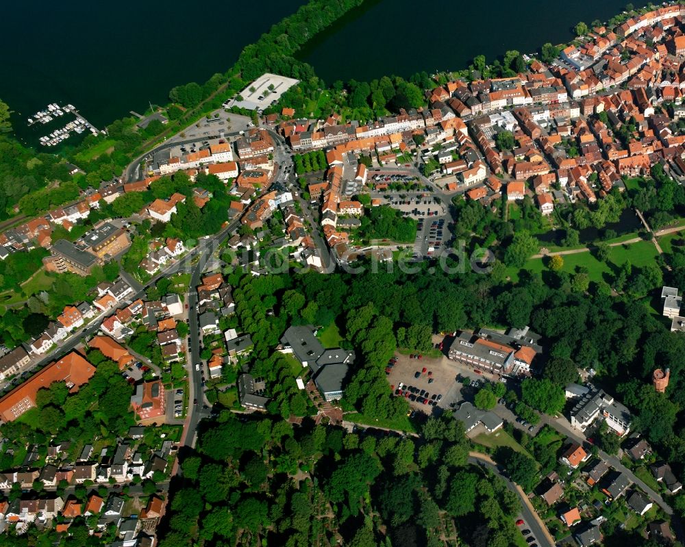 Luftbild Mölln - Von Wald umgebene Ortsansicht in Mölln im Bundesland Schleswig-Holstein, Deutschland