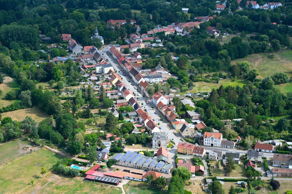 Luftaufnahme Neustadt (Dosse) - Von Wald umgebene Ortsansicht in Neustadt (Dosse) im Bundesland Brandenburg, Deutschland